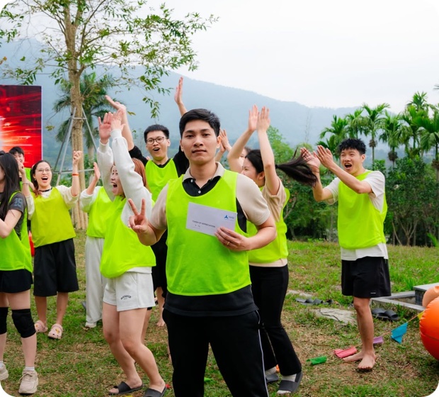 Cả đội mặc áo bib teambuilding ngoài trời